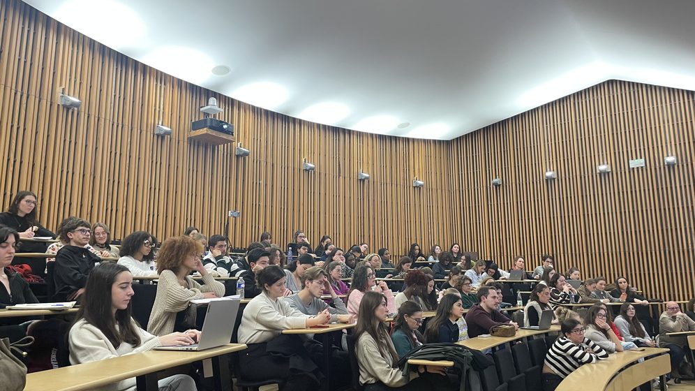 Un amphithéâtre d'étudiants pendant une intervention de LibredeDroit